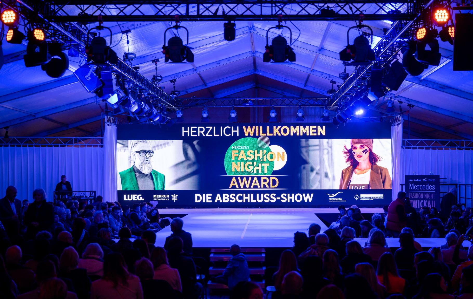 Breite LED Wand im Hintergrund, blaue Beleuchtung eines Laufstegs