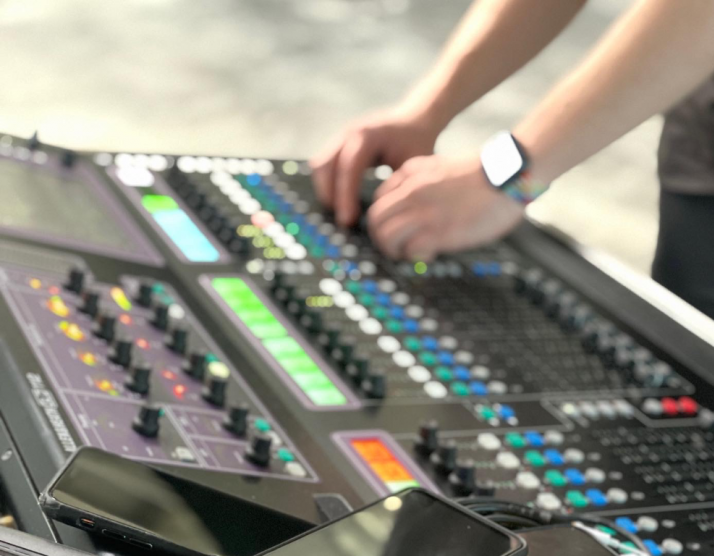 Mischpult eines Tontechnikers