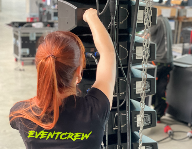 Mitarbeiterin baut Tonanlage auf