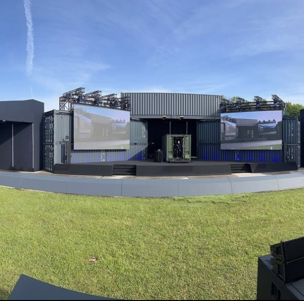 2 LED Wände vor Schiffscontainern