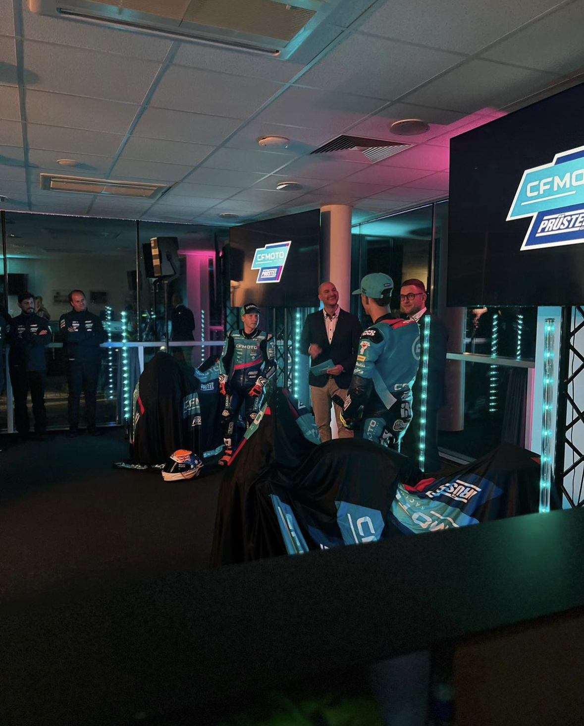 Fernseher, welche an Gestellen befestigt wurden