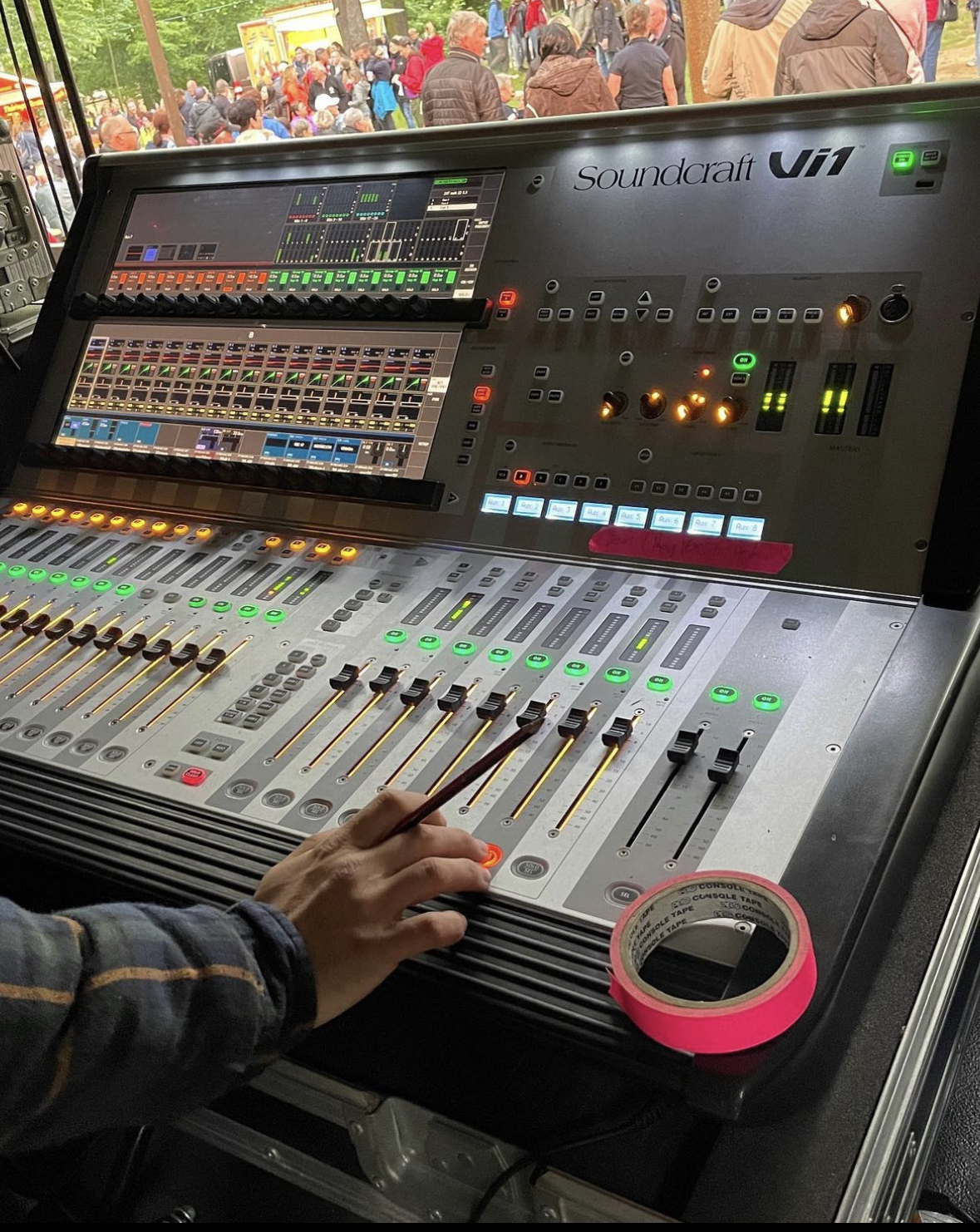 Mischpult eines Tontechnikers