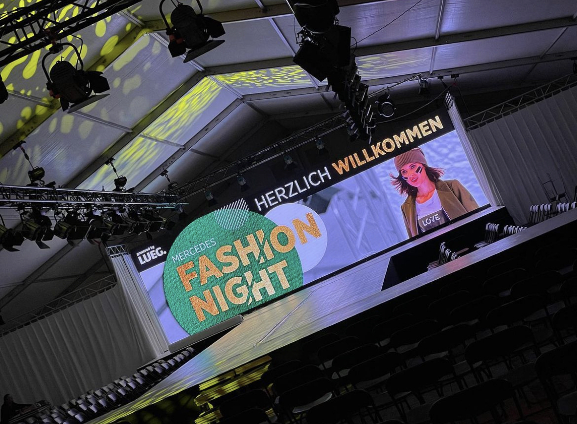 Breite LED Wand im Hintergrund und ein Laufsteg im Vordergrund