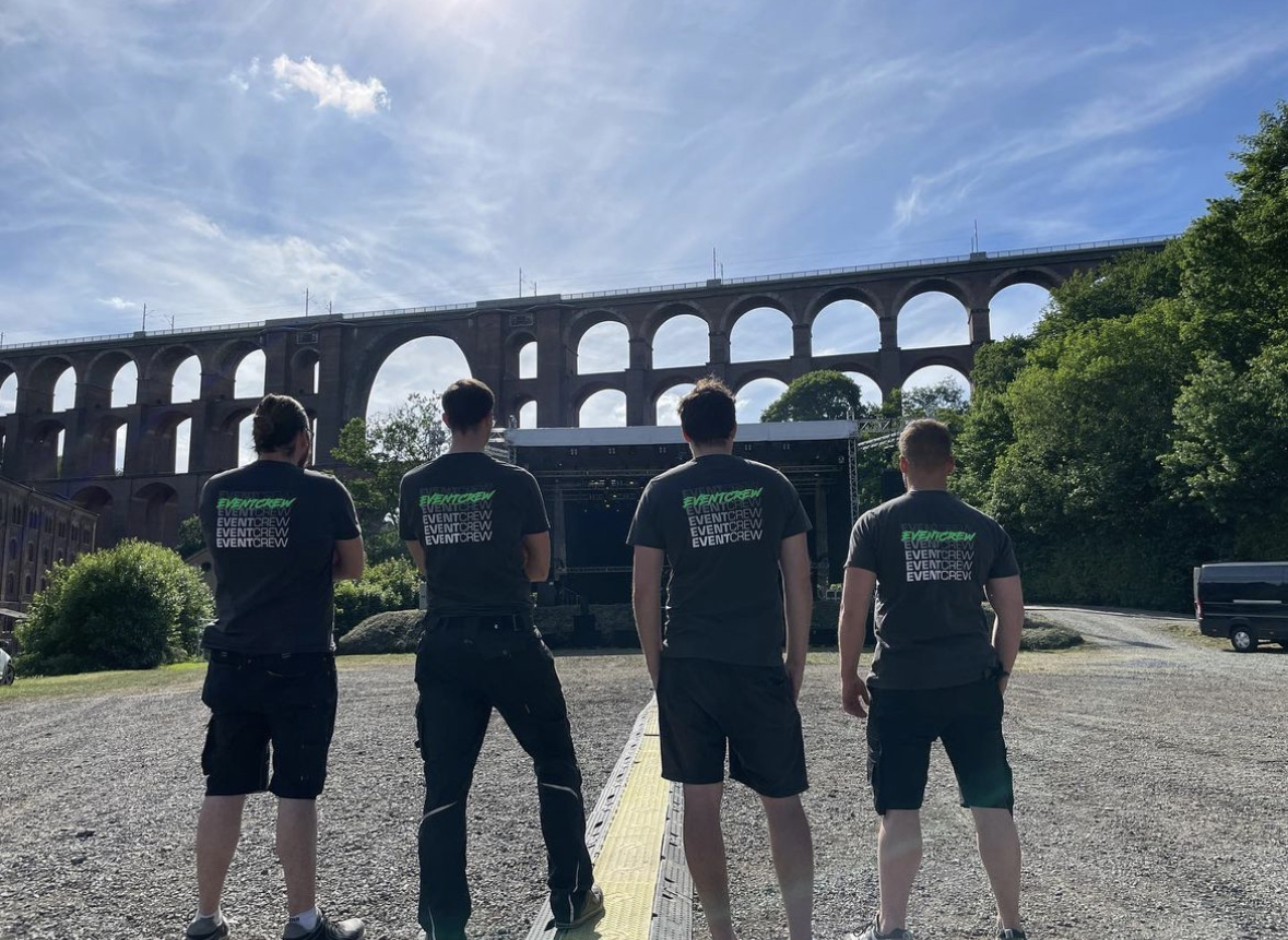 Mitarbeiter der Eventcrew vor eine Bühne